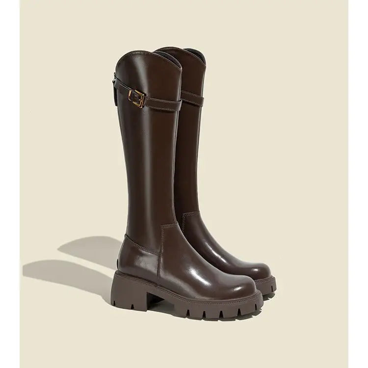 Elegante und stützende orthopädische Absätze