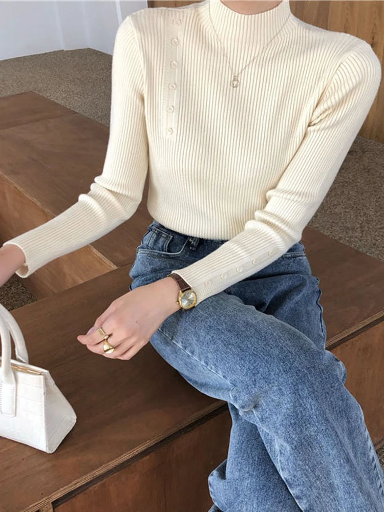 MW | MW – Eleganter Pullover mit Zierknöpfen und Stehkragen