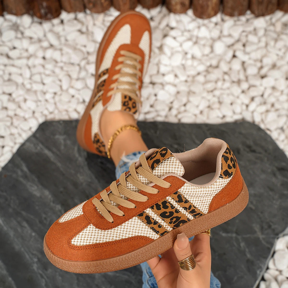 Elegante und stützende orthopädische Turnschuhe