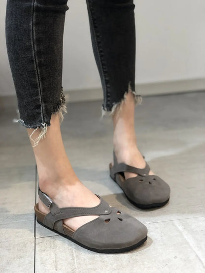 Elegante und stützende orthopädische Sandalen