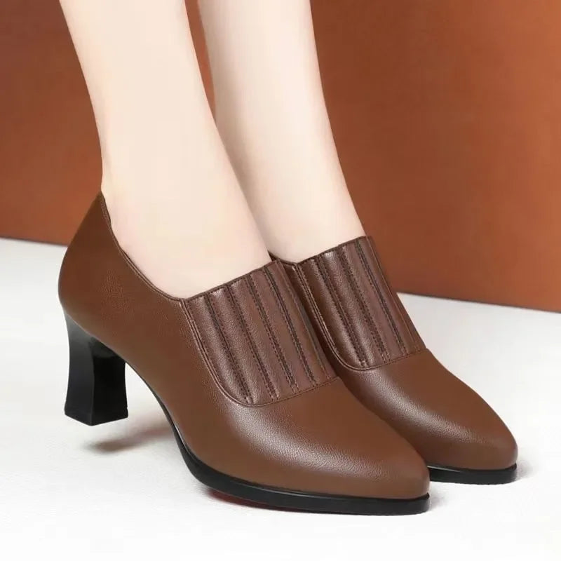 Elegante und stützende orthopädische Stiefel