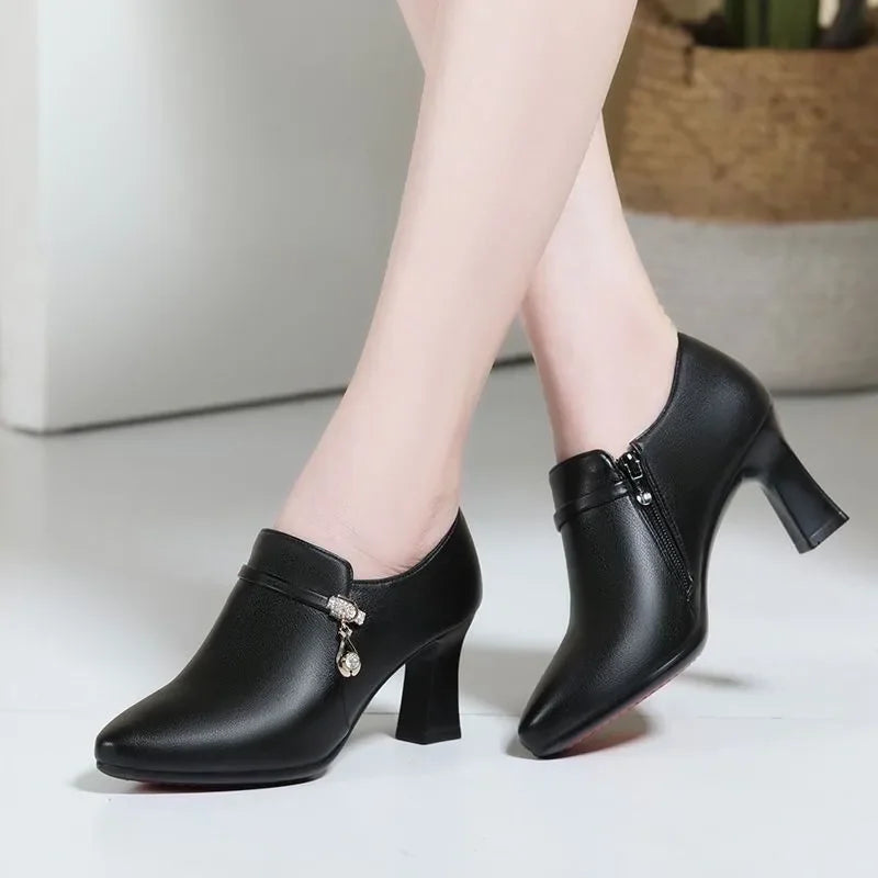 Elegante und stützende orthopädische Stiefel