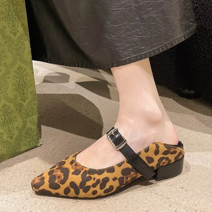 Elegante und stützende orthopädische Absätze