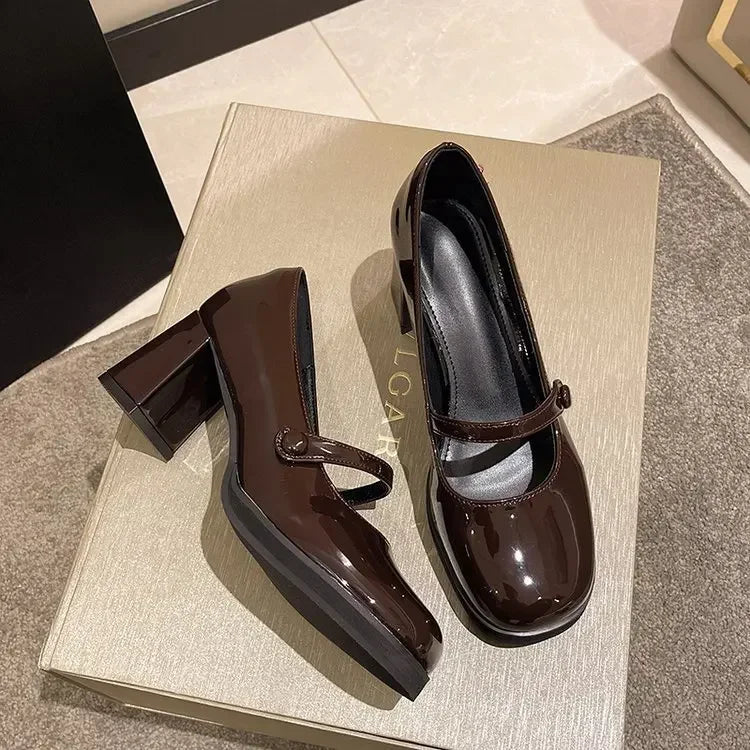 Stützende und trendige orthopädische Absätze