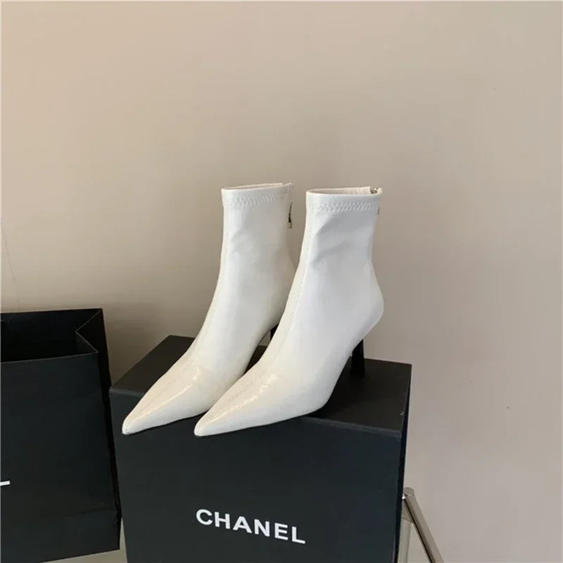 Elegante und stützende orthopädische Absätze