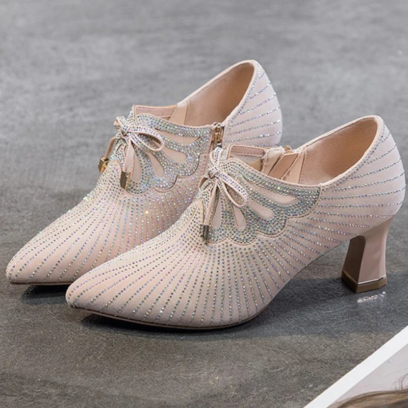 Elegante und stützende orthopädische Absätze