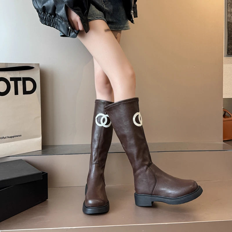 Elegante und stützende orthopädische Stiefel