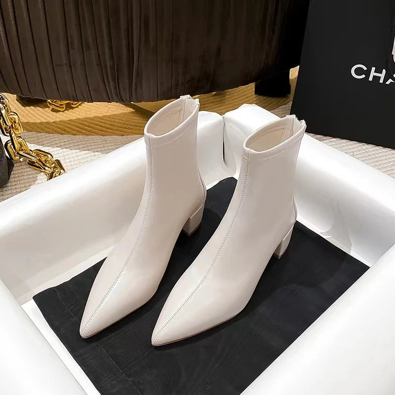 Stützende und trendige orthopädische Absätze