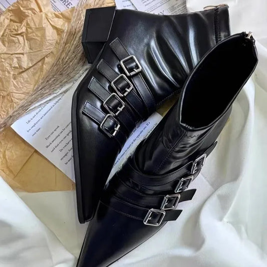 Elegante und stützende orthopädische Stiefel